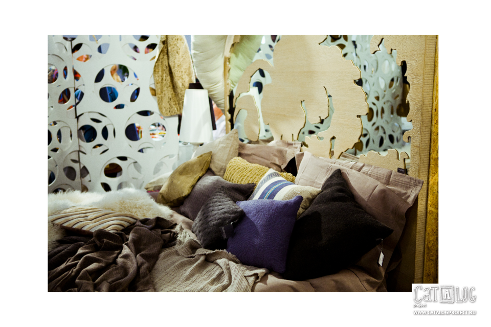 Удивительная кровать с декоративным зеркальным изголовьем Lando. Изображение предмета